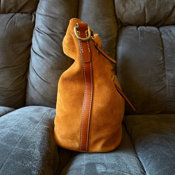 BNWT Dooney & Bourke Suede Large SacShoulder Bag in Honey Suede 🐝🍯♥️ - Picture 4 of 13